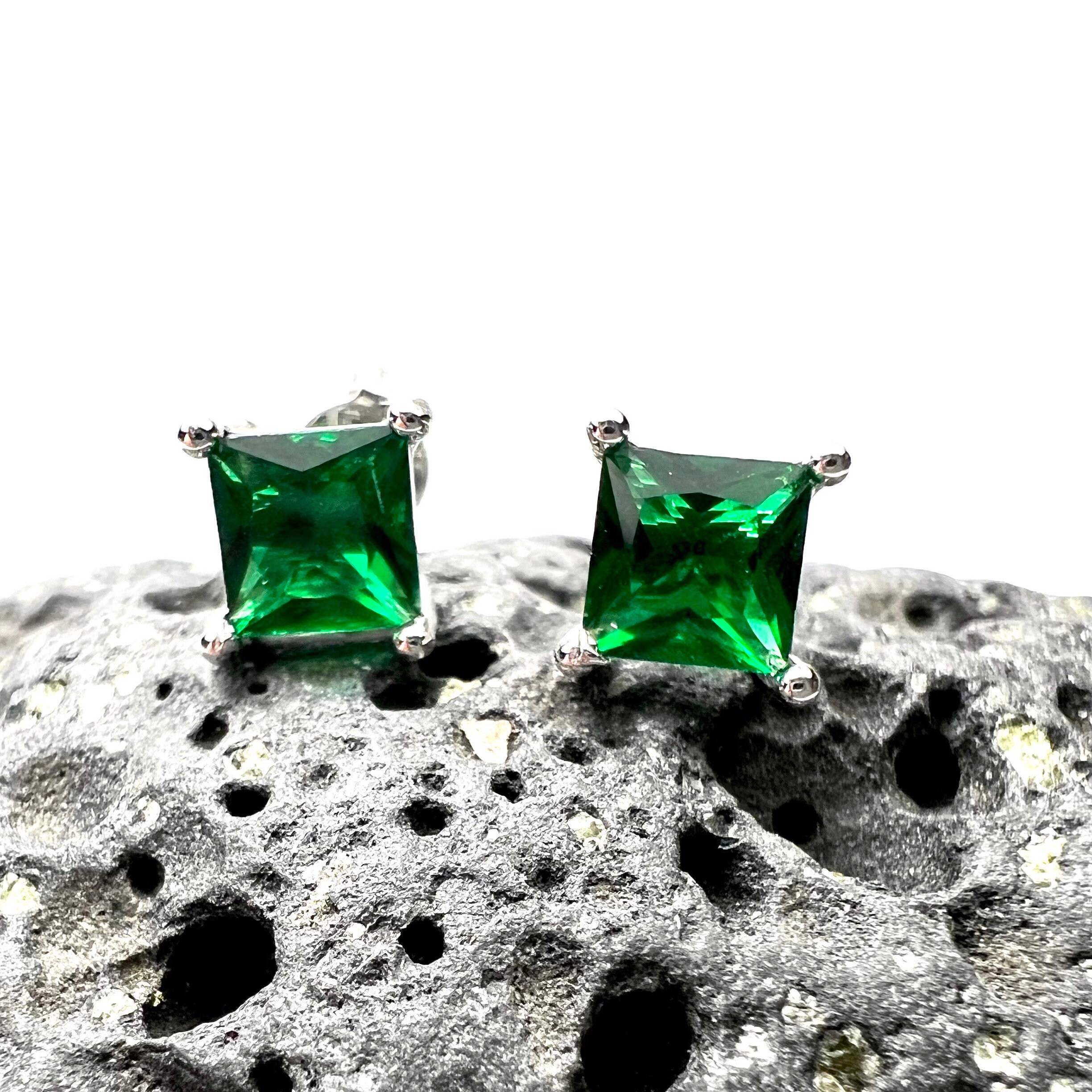 4mmプリンセスカットエメラルドスタッドピアス（スターリングシルバー