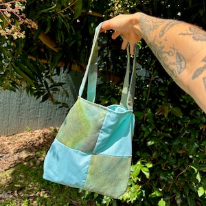 Bolso tote de patchwork de tela de segunda mano cosido a mano y teñido