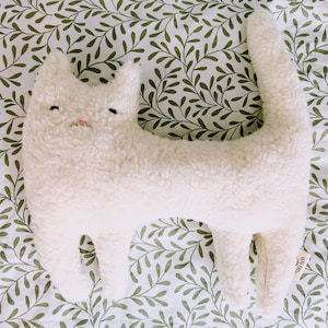 Katze Kuscheltier Viti | Weiße Plüschkatze aus Bio-Baumwolle, 37 cm | Handgemachtes Babygeschenk zu Weihnachten & Kinderzimmer Deko