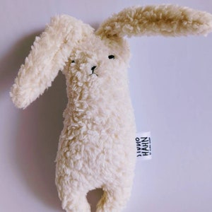 Kuscheltier Hase Rambo Bio Stofftier, beiges Plüschtier, Baby Kissen Geschenk, skandinavische Kinderzimmer Dekoration, Kinderspielzeug Bild 4