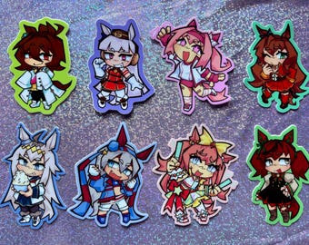 Könnte beinhalten: Eine Sammlung von acht farbenfrohen Aufklebern im Anime-Stil. Jeder Aufkleber zeigt ein einzigartiges Charakterdesign mit leuchtenden Farben, darunter Rot, Rosa, Blau und Grün. Die Charaktere haben große Augen und stilisierte Outfits, vor einem schimmernden Hintergrund.