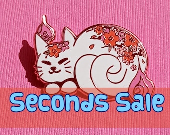 Pin de esmalte Bakeneko / Gato con flor de cerezo Sakura (Oferta de segunda mano)