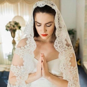 Lace Wedding Veil, Lace Bridal Veil, Ivory Veil with Lace Trim, Fingertip Veil Lace, Wedding Veil Fingertip, lace egde Veil, White lace Veil