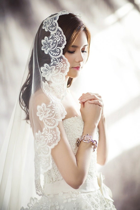 ivory veil with lace trim