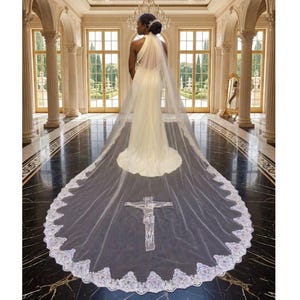 以下が含まれることがあります： 斑点のあるマット仕上げのセラミックマグカップ3個セット。各マグカップは、ライトブルー、クリーム、グレーと異なる色です。マグカップはシンプルでモダンなデザインで、持ちやすいハンドルが付いています。