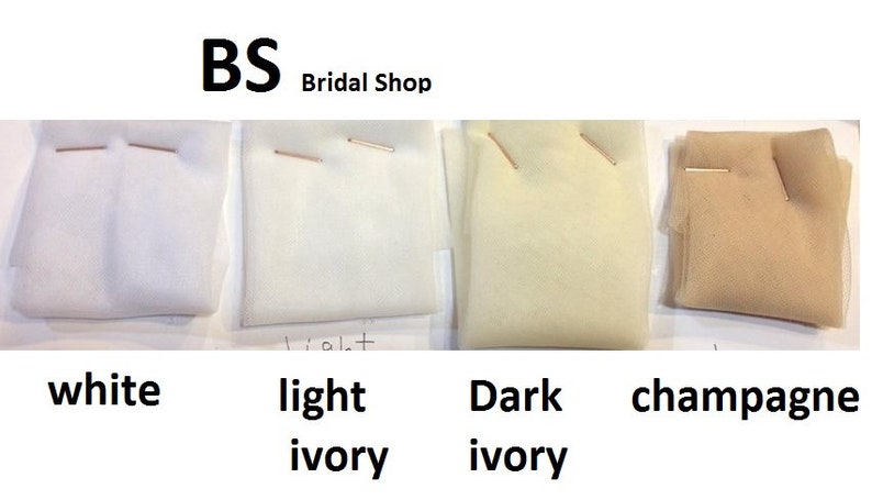 Puede incluir: Cuatro muestras de tejido de tul en diferentes colores: blanco, marfil claro, marfil oscuro y champ&aacute;n. Las muestras est&aacute;n etiquetadas con los nombres de colores correspondientes.