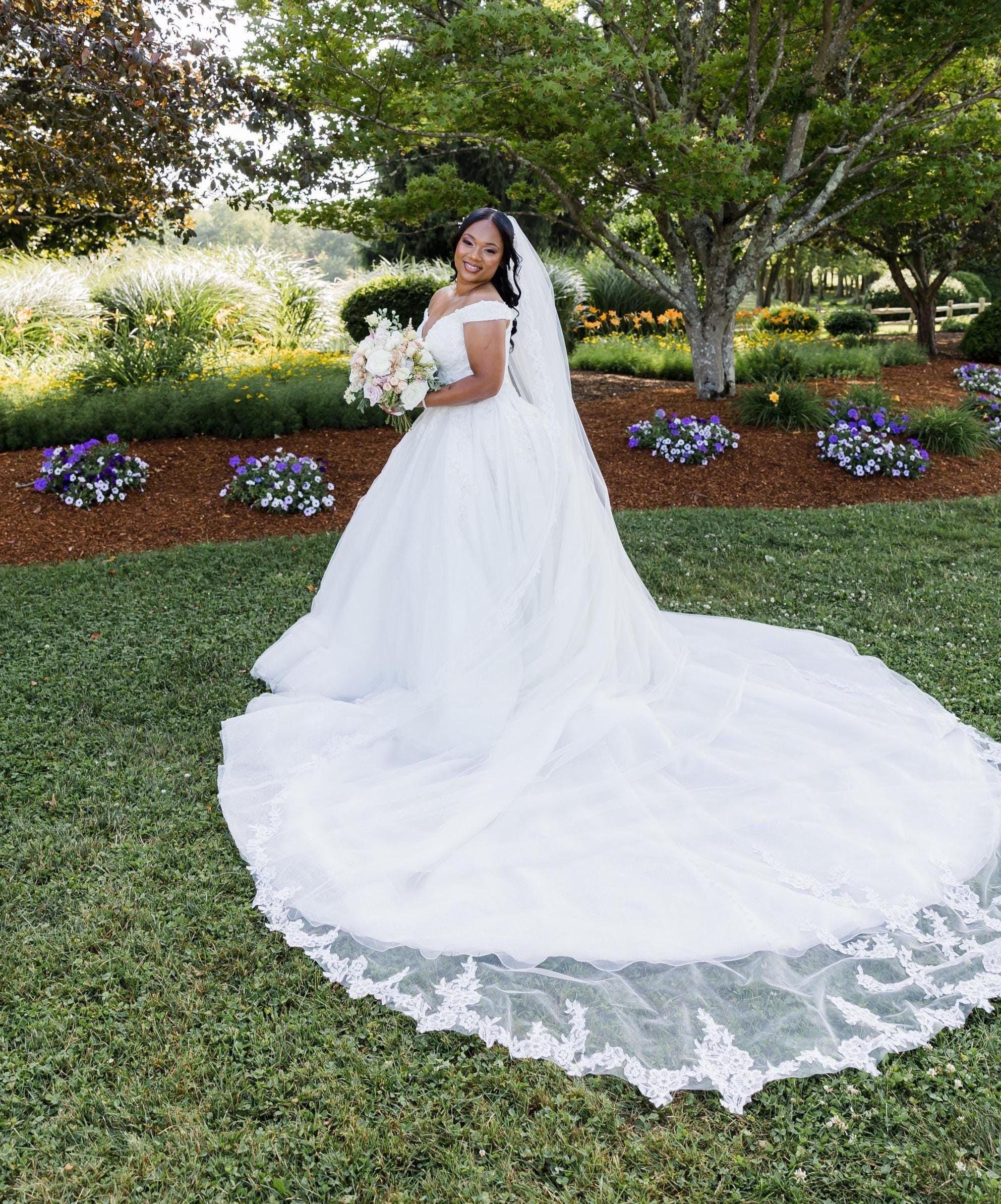 White Applique Veil, Bridal Lace Veil, Cathedral Veil Lace  display picture 1