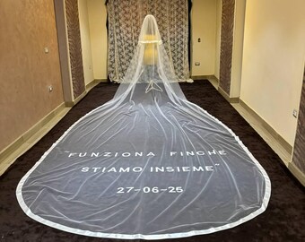 Puede incluir: Un velo de novia blanco con ribete de satén y el texto "FUNZIONA FINCHÉ STIAMO INSIEME" y "27-06-25" impreso en él.