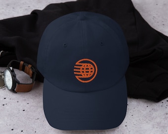 Könnte beinhalten: Eine marineblaue Baseballkappe mit einem orangefarbenen gestickten Logo eines Globus mit drei Linien darum.