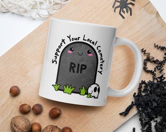 Unterstützen Sie Ihre lokale Friedhofstasse | Dark Humor Kaffeetasse | Niedliche Gothic Friedhof Becher | Lustiges morbides Geschenk | Gruselig niedliches Totenkopf Design