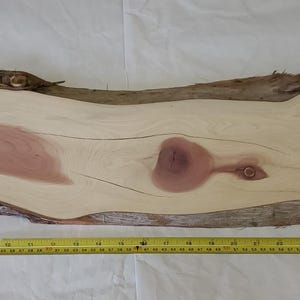 Aromatic Cedar Board mit Live Edge
