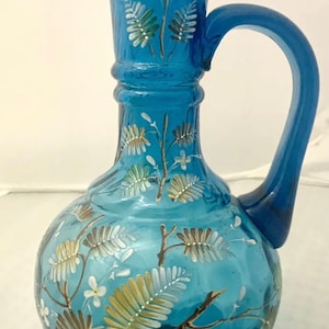 Jarra/aguamanil de vidrio esmaltado en azul con forma de hoja de Moser.