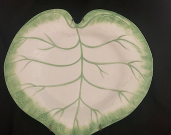 Piatto in ceramica a forma di foglia, marchiato O.G.G. Italia