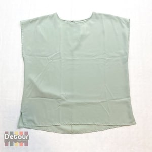 Vintage light green top, 1980s boxy fit shirt, 80s medium large blouse, Julie, crew neck pullover, short sleeved, capped sleeved, loose fit