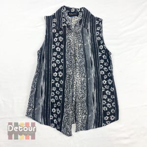 Vintage 1990s summer blouse 90s sleeveless top VIPetite shirt grey floral button down made in canada size small vacation outfit