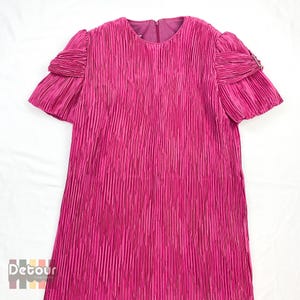 Vintage 1980s dress 80s hot pink prom gown short sleeved pleated fuchsia robe formal wear for graduation party wedding attire mid length