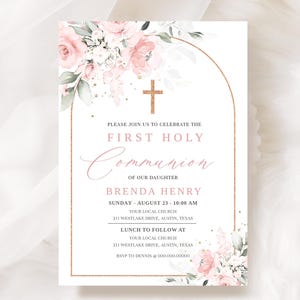 以下が含まれることがあります： 十字架と「最初の聖体拝領」と「Brenda Henry」の文字が書かれた、ピンクとゴールドのフラワーモチーフのファーストコミュニオン招待状です。