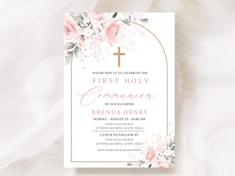 以下が含まれることがあります： 十字架と「最初の聖体拝領」と「Brenda Henry」の文字が書かれた、ピンクとゴールドのフラワーモチーフのファーストコミュニオン招待状です。