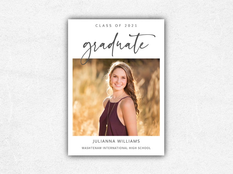 Pode incluir: An&uacute;ncio de formatura com uma foto de uma jovem usando um top roxo sem mangas e um colar dourado. O texto diz "Classe de 2021 graduado" e "Julianna Williams, Washtenaw International High School."