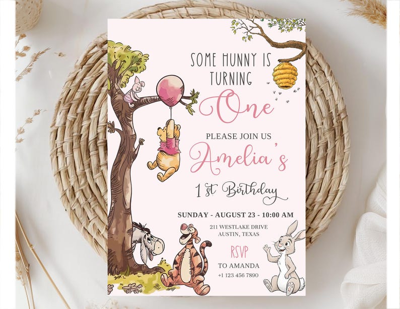 K&ouml;nnte beinhalten: Eine rosa Geburtstagseinladung mit Illustrationen von Winnie-the-Pooh-Charakteren. Die Einladung enth&auml;lt den Text "Some Hunny is Turning One" und Details f&uuml;r Amelias 1. Geburtstag, einschlie&szlig;lich Datum, Uhrzeit und Ort.