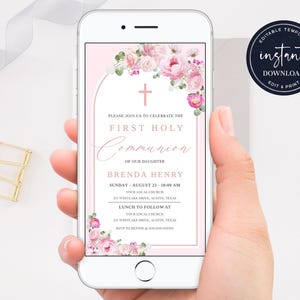 Pode incluir: Convite de telefone floral rosa para uma Primeira Comunhão. O convite apresenta uma cruz, um arco floral e o texto "Primeira Comunhão" com o nome "Brenda Henry" e a data e hora do evento.
