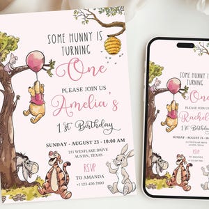 K&ouml;nnte beinhalten: Rosa Geburtstagseinladung mit Winnie-the-Pooh-Figuren. Die Einladung enth&auml;lt den Text "Some Hunny is Turning One" sowie Details f&uuml;r eine erste Geburtstagsfeier, einschlie&szlig;lich des Namens Amelia und des Datums.