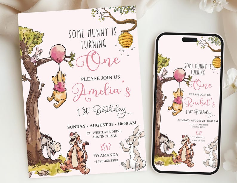K&ouml;nnte beinhalten: Rosa Geburtstagseinladung mit Winnie-the-Pooh-Figuren. Die Einladung enth&auml;lt den Text "Some Hunny is Turning One" sowie Details f&uuml;r eine erste Geburtstagsfeier, einschlie&szlig;lich des Namens Amelia und des Datums.