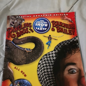 Peut inclure: Un programme de cirque Ringling Bros. et Barnum & Bailey, édition souvenir vintage. La couverture présente un clown, un éléphant et le texte "The Greatest Show on Earth". La couverture est jaune et rouge.