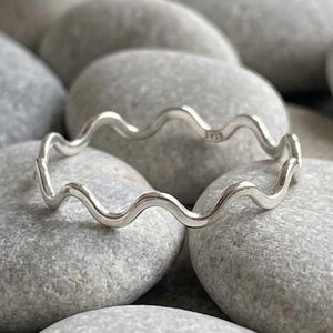 925スターリングシルバーの波型バンドリング、繊細なジグザグの重ね付けリング、ミニマルなオーシャンウェーブの親指リング、シンプルな質感のボヘミアンバンド、彼女へのギフト