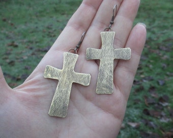 Pendientes grandes de cruz de latón