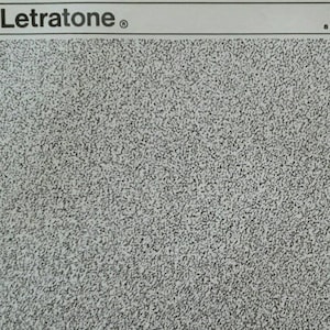 Può includere: Un'immagine in bianco e nero di uno schema testurizzato. L'immagine è etichettata "Letratone" e "Resistente al calore, un prodotto Letraset stampato in Inghilterra." L'immagine include anche un quadrato nero con il testo "LT 97".