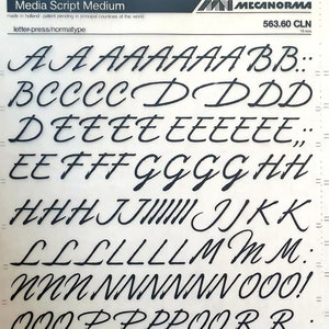 Puede incluir: Una hoja de papel con un alfabeto en blanco y negro en una fuente cursiva. Las letras están dispuestas en filas, con cada letra repetida varias veces. La hoja está titulada "Media Script Medium" e incluye el nombre de la empresa "Mecanorama".