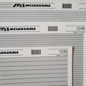 Op de afbeelding: Drie witte vellen Mecanorma transfer-rasterpapier met zwarte lijnen, gelabeld 1248, 1246 en 1245. Elk vel bevat een streepjescode, de tekst 'made in france' en een verschillende rasterdichtheid, gestapeld om de variërende lijnafstand te tonen.