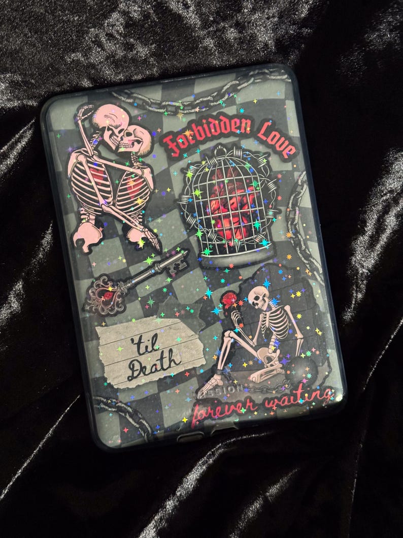 Op de afbeelding: Een telefoonhoesje met een donkergrijs en zwart geblokt patroon. De hoes heeft skeletillustraties, de woorden "Forbidden Love", "'til Death" en "forever waiting". Het ontwerp bevat een sleutel, een hart in een kooi en kettingdetails.
