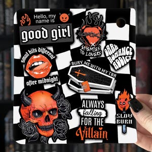Puede incluir: Funda de teléfono a cuadros blancos y negros con varias pegatinas. Incluye una calavera roja con cuernos, un corazón con espinas y textos como "good girl", "smut hits different" y "always falling for the villain".