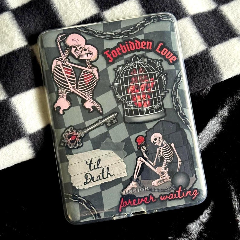 Op de afbeelding: Transparante telefoonhoes met een grijs en zwart geblokt patroon. De hoes heeft skeletafbeeldingen, een hart in een kooi, een sleutel en de zinnen "Forbidden Love", "Til Death" en "forever waiting".