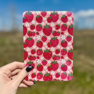 Étui transparent pour Kindle de Strawberry Flowers | Accessoires Kindle, habillage Kindle, Booktok, livresque