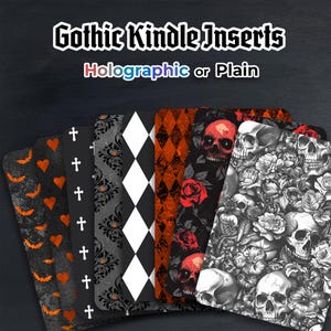 Peut inclure: Une collection d'inserts Kindle gothiques avec divers motifs. Les inserts présentent des motifs tels que des chauves-souris et des cœurs, des croix, des motifs damassés, des diamants, des crânes avec des roses et des crânes avec des fleurs. Le texte en haut indique "Gothic Kindle Inserts" et "Holographic or Plain."
