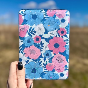 Rosa und Blau Floral Frühling Karte Lager Kindle Einsatz für Clear Case | Kindle Zubehör, Kindle Skin, Booktok, Bookish