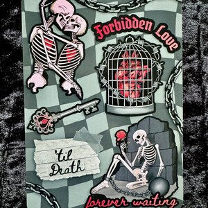 Op de afbeelding: Een collage met skeletillustraties en de zinnen "Forbidden Love", "'Til Death" en "forever waiting". Het ontwerp bevat een sleutel, een hart in een kooi en skeletten in verschillende poses, alles tegen een geruite achtergrond.