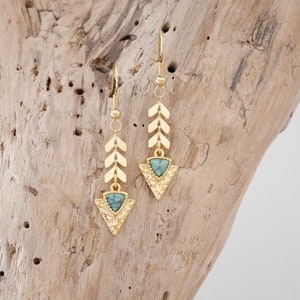 Boucles d'oreilles bohème chic pendantes en chaîne épi doré et pendentifs triangle doré et turquoise (BO216) Cadeau Noël femme ou fille