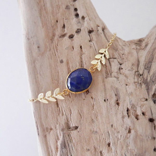 Fine boho chic bracelet in golden cob chain. Blue oval stone bracelet in lapis lazuli (BRCH22ORlapis) Gift Christmas woman or girl
