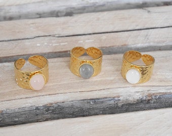 Adjustable ring gilded with fine gold, oval stone ring of rose quartz, white mother-of-pearl or labradorite, adjustable ring, hammered ring