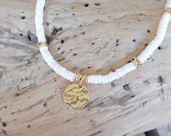 White heishi choker necklace in shell, gold tinplate and gold stainless steel, round sequin pendant. (COHE27) Gift for woman or girl