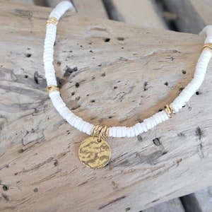 Collier heishi blanc ras-de-cou en coquillage, étain doré et acier inoxydable doré, pendentif sequin rond. (COHE27) Cadeau femme ou fille