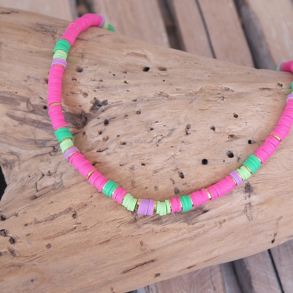 Collier heishi rose vif, vert vif, mauve, vert anis et doré. Collier heishi. Collier surfeur.Collier été.Collier tendance. (COHE23)