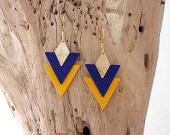 Boucles d'oreilles géométriques triangle en cuir bleu marine et jaune moutarde (BO250marinemoutarde) Boucles bleu et jaune. Cadeau femme