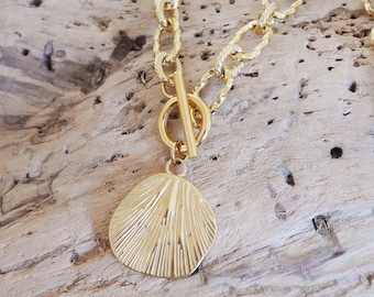 Collar de cadena gruesa de acero dorado con colgante redondo irregular. Cierre de palanca. Regalo de Navidad para mujer.