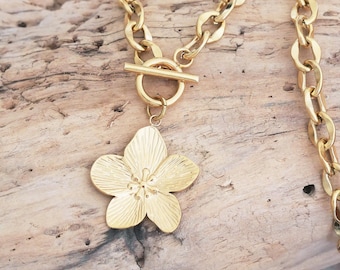 Collar de cadena gruesa de acero dorado con colgante de flor de cerezo. Cierre en T. Collar con cierre de palanca. Regalo de Navidad para mujer.
