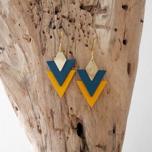 Boucles d'oreilles géométriques triangle en cuir bleu canard et jaune moutarde (BO25canardmoutarde) Boucles jaune et bleu. Cadeau femme